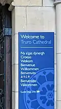 Cattedrale di Truro: cartello di benvenuto plurilingue, tra cui il cornico (Ny a'gas dynergh)