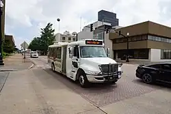 Questo telaio a spacco (Cutaway van chassis) International Durastar ha una carrozzeria per minibus a pianale ribassato creata dal produttore di seconda fase IC Bus.