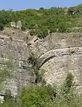 Faglia inversa con tipica "uncinatura" degli strati nel "tetto" (traslato verso l'alto). Catalogna.