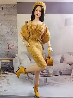 Una figurina di fashion doll con parti articolate.