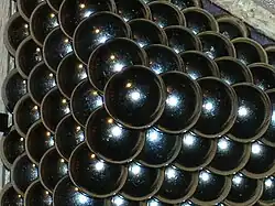 Porzione di materia allo stato condensato con resistenza a deformazione e variazioni di volume