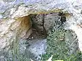 La bocca di una vecchia fornace da calce, sul versante sud