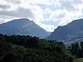 La Priora a sinistra e il Monte Amandola a destra dominano la valle dell'Ambro. Foto scattata da Amandola
