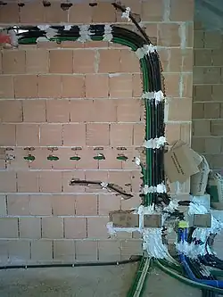 Tubi corrugati dell'impianto elettrico su una parete