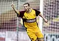 Un giocatore dell'FC Motherwell indossa una maglia con JAXX come sponsor