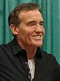 John Wesley Shipp interpreta Mr. Lahey