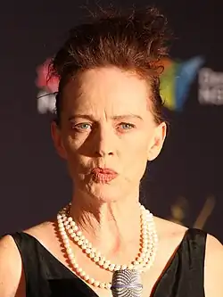 Judy Davis interpreta Betsy Bucket