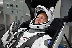 L'astronauta della NASA Douglas Hurley indossa la tuta spaziale SpaceX nell'Astronaut Crew Quarters all'interno del Neil A. Armstrong Operations and Checkout Building presso il Kennedy Space Center dell'agenzia in Florida