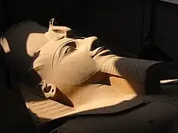 Il "sorriso" di Ramses II in un suo colosso a Menfi.