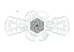 Il labirinto di Acqui Terme è collocato in un atrio di circa 700 m², realizzato in piastrelle di gres 60x60 su schema esagonale. Esistono 6 ingressi per giungere al centro del labirinto.