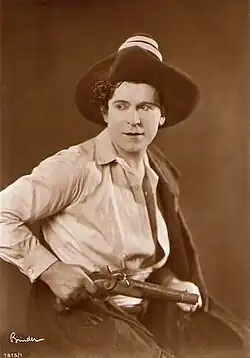 l'attore Luciano Albertini nel 1928