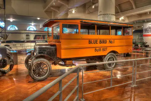 "Blue Bird No. 1", il primo autobus costruito da AL Luce, fondatore della Blue Bird Body Company. È basato su un telaio Ford Model T del 1927