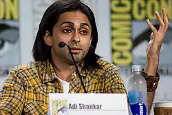 Adi Shankar interpreta la Guardia di sicurezza del campus