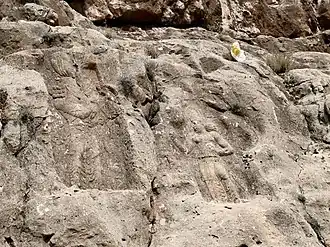 Secondo bassorilievo Barm-e Delak di Bahram II che compie un gesto di carità mentre offre un diadema a un cortigiano