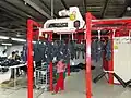 Processo di resinatura su jeans.