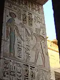 Rilievo raffigurante il faraone Ramses III che offre fiori di loto ad Hathor. Tempio di Medinet Habu.
