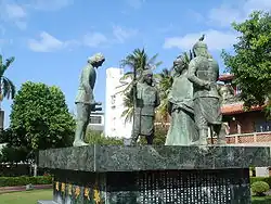 Una statua vicino a Fort Provintia che mostra una scena della resa olandese alle forze di Koxinga