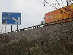 Un camion che trasporta alimentari. Un miglio alimentare è la distanza che il cibo percorre dal punto di produzione all'utente finale. L'idea di miglia alimentari è stata coniata nel 1990 dal professor Tim Lang.