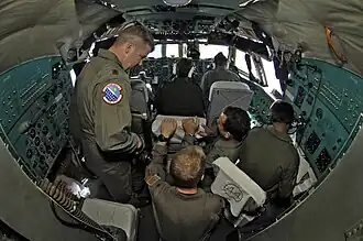 Gli aviatori USAF e IAF lavorano nella cabina di pilotaggio di un Ilyushin Il-76 IAF.