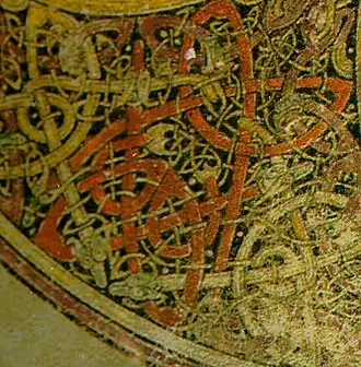 Idem, Particolare dell'intreccio e della decorazione zoomorfa di un Monogramma di Cristo