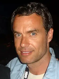 Murray Bartlett interpreta Dom Basaluzzo.