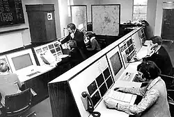 Un call center della polizia del 1970 a Brierley Hill, in Inghilterra.