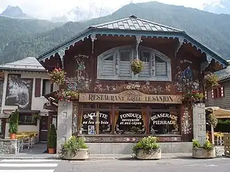 La facciata di un ristorante tipico di Chamonix