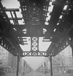 Guardando a sud sulla First Avenue dalla 13th Street durante la demolizione della IRT Second Avenue Line nel settembre 1942