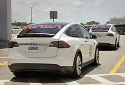 Gli astronauti della NASA Douglas Hurley e Robert Behnken lasciano il Neil A. Armstrong Operations and Checkout Building per il Complesso di Lancio 39A a bordo della Tesla X