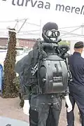 Manichino che indossa l'attrezzatura da sub da combattimento della Marina finlandese.