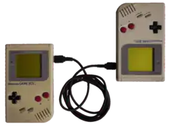 Due Game Boy collegati da un cavo Game Link.