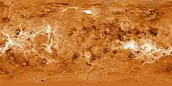 Mappa topografica di Venere. Proiezione equirettangolare. Area rappresentata: 90°N-90°S; 180°W-180°E.