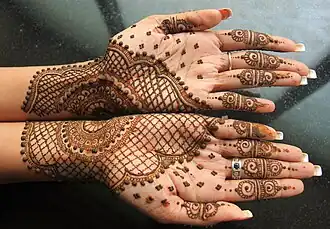 Mani decorate con l'henné