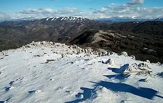 Cima innevata del Monte Gennaro (gennaio 2017), sullo sfondo in primo piano Monte Pellecchia, in secondo piano le cime innevate dell'Appennino abruzzese.