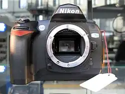L'innesto a baionetta della Nikon D70, con le specifiche F-mount, mostra elementi per il controllo del diaframma (sulla sinistra), contatti per CPU (in alto) ed elementi di controllo meccanico dell'autofocus (in basso a sinistra)