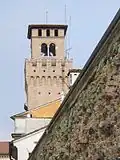 La torre campanaria del "Torresin" e uno scorcio delle mura medievali.