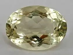 Ortoclasio a taglio brillante ovale proveniente dal Madagascar (dimensioni: 2,0 cm × 1,4 cm × 1,0 cm, circa 15,03 ct)
