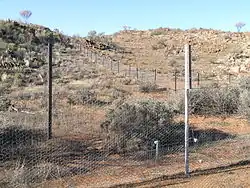 Area sovrapascolata nel Nuovo Galles del Sud occidentale (Australia) con perdita della flora autoctona, nell'angolo in alto a destra.