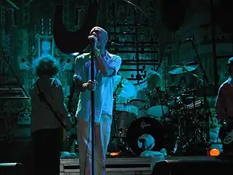 Una foto a colori della band R.E.M. in concerto