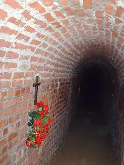 La croce e la corona di fiori che segnano il luogo in cui fu ritrovato il corpo di Pietro Micca