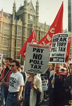 Manifestanti pacifici contro la poll tax davanti al Palazzo di Westminster nel pomeriggio del 31 marzo 1990, prima che iniziassero i disordini.