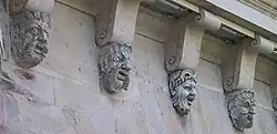 Alcuni dei 385 mascarons