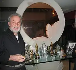 Giorgio Moroder con alcuni dei suoi premi nel 2007