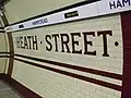 Piastrelle sulla piattaforma in direzione sud che mostrano il nome originale Heath Street