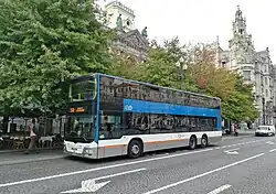 Un autobus urbano a due piani in servizio a Porto