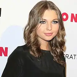 Sammi Hanratty interpreta Violet Fell.