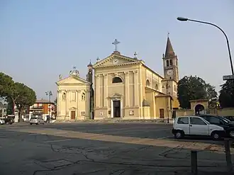 L'oratorio (a sinistra) e la chiesa parrocchiale di San Pietro Apostolo, vista da Piazza Santa Toscana.