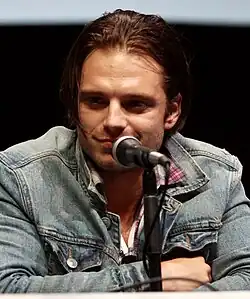 Sebastian Stan interpreta T.J. Hammond