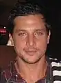 Simon Rex interpreta Donnie Narco