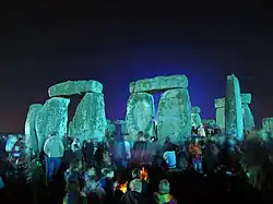 Una comunità di interesse si riunisce a Stonehenge, per il solstizio d'estate